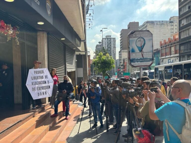 Activistas y defensores de DDHH acompañaron al director de Provea a la sede del Cicpc