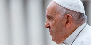 El papa Francisco presenta una «infección compleja» y «no está fuera de peligro»