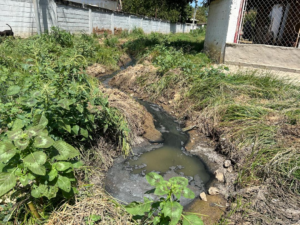 “¡Nos ahogamos en aguas negras!”: Desesperación en La Ranchería 1 de los Haticos por inundaciones